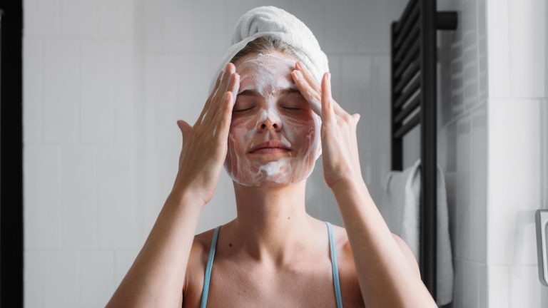 10 regels voor het wassen van je gezicht: de do's en don'ts van dermatologen
