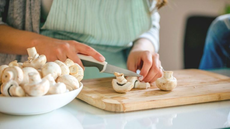Kun je rauwe champignons eten?  In de winkel gekocht versus gefokt, de beste kookmethoden en meer